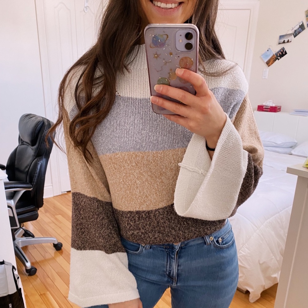 SMALL TOP COLOR BLOCK WHITE CREAM BROWN AND GREY LONG SLEEVE SWEATER